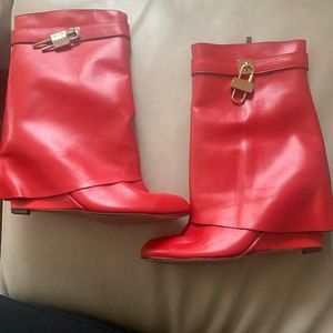 Red shark lock like boots size 41